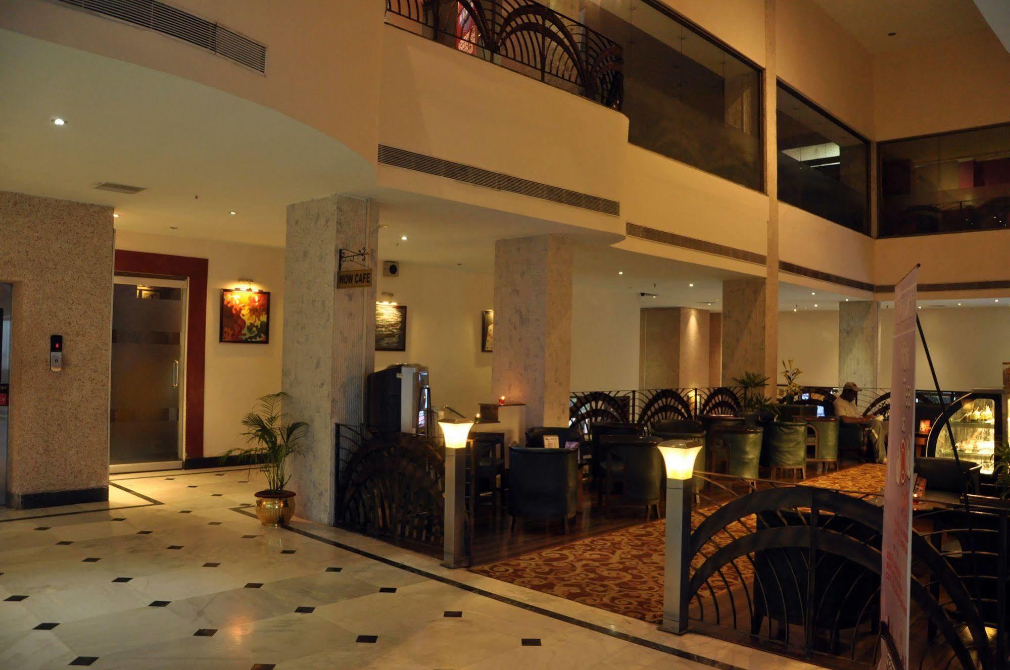 Indismart Hotel Calcutá Exterior foto